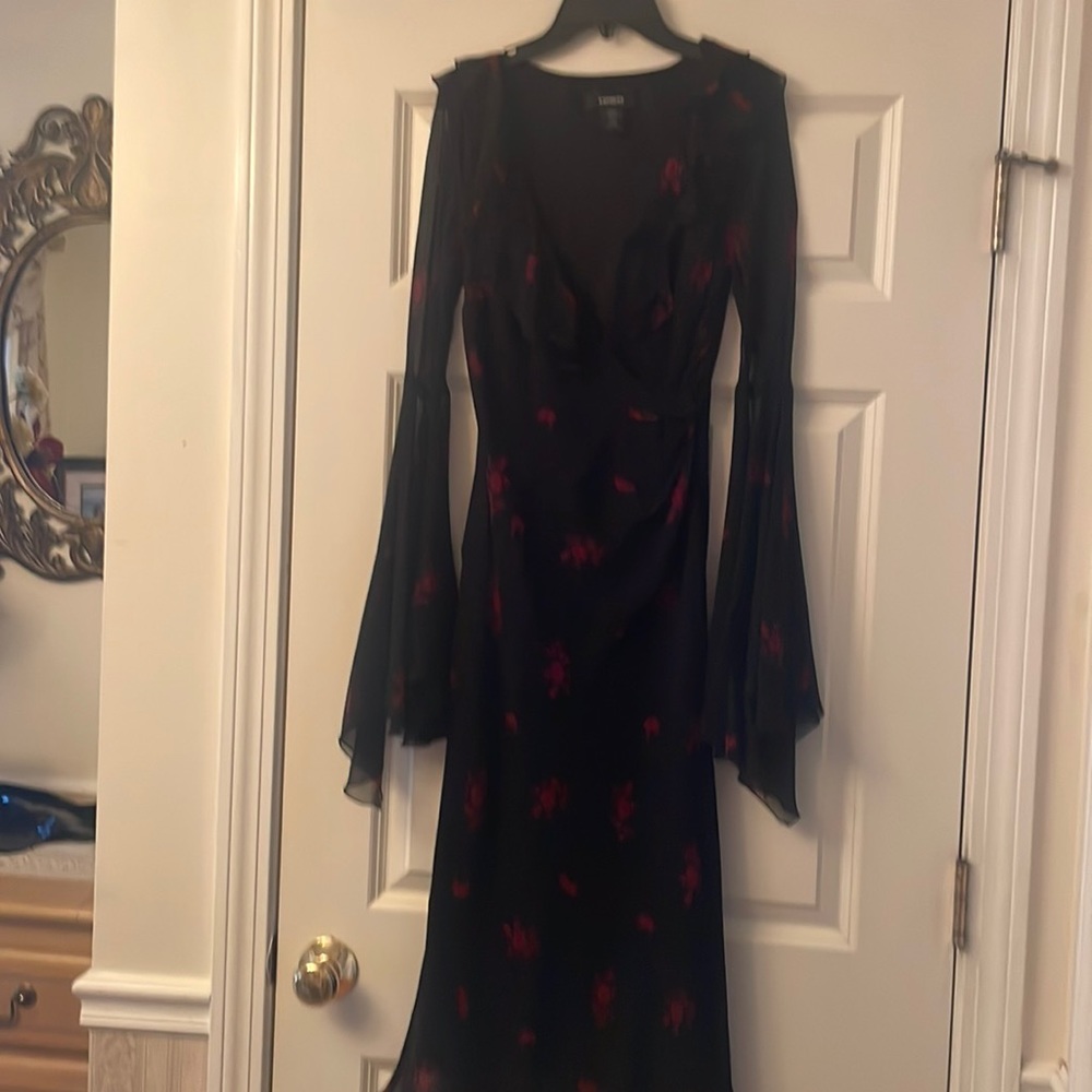 Express size 5/6 black and red mid dress with ruffle sleeve and bottom